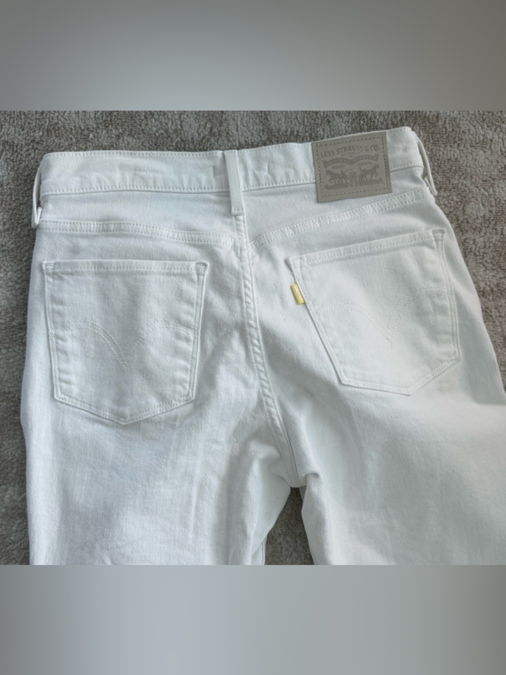 CUSTOM Levi’s - Low Rise Classic Straight Levi's Yellow tab in White